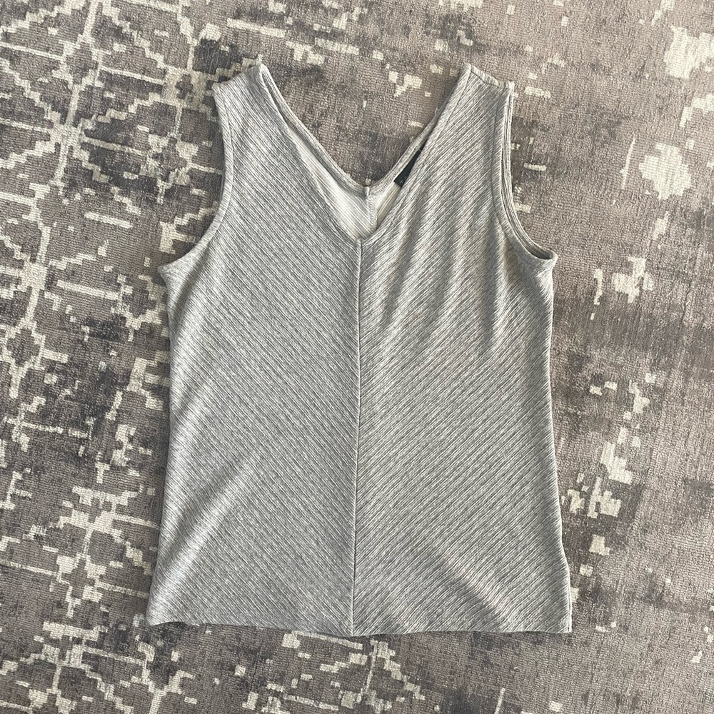 EUC Tahari Small Grey V-neck sleeveless tank shell chevron detail tank top